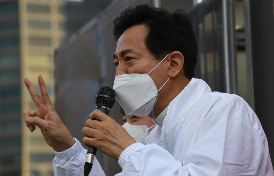 4ㆍ7 재보궐 선거운동 첫날인 25일 국민의힘 오세훈 서울시장 후보가 서울 노원구 노원역 사거리에서 손가락으로 기호 2번을 만들며 지지를 호소하고 있다.  [국회사진기자단]